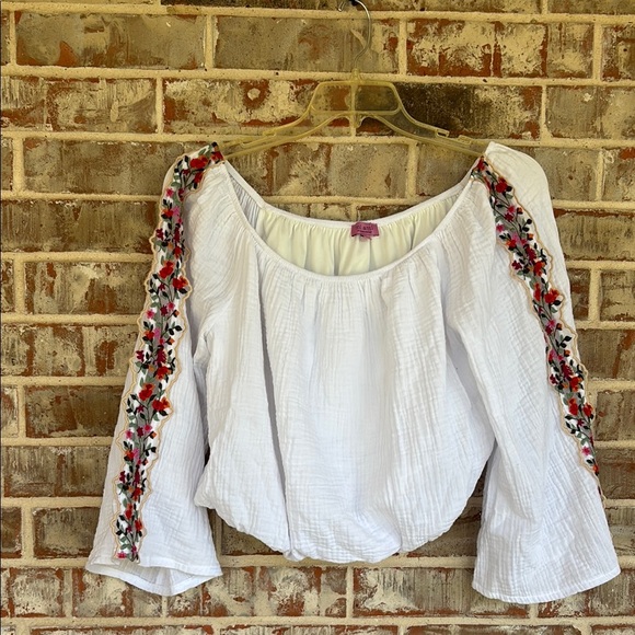 Miami for Francesca’s White Embroidered Floral Off Shoulder Cropped Blouse - Picture 2 of 9